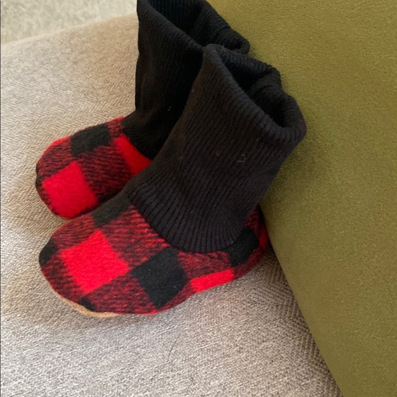 NWT 20 pair of Red & Black Plaid Kids Slippers 0-6 M & Grippy Feet Bottoms - Picture 8 of 13